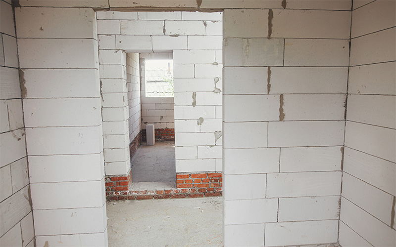 дверь в доме из газобетона