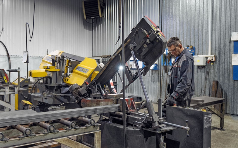 Резка металла на ленточнопильном станке — АлтайСтройМаш