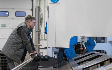 Нарезка труб в цехе «АлтайСтройМаш»