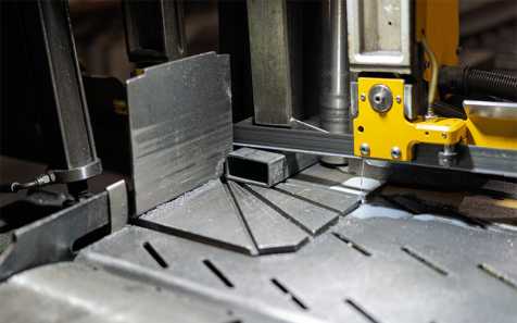 Ленточная пила в работе: нарезка профильной трубы